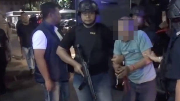 Doc. Terduga pelaku kasus penjambretan telepon genggam terhadap seorang anak di kawasan Rempoa, Ciputat Timur, Tangerang Selatan, saat diturunkan dari kendaraan kepolisian usai diamankan Tim Pemburu Begal Polda Metro Jaya untuk menjalani proses pemeriksaan lebih lanjut. Wajah terduga pelaku disamarkan atau di-blur oleh redaksi guna menghormati asas praduga tak bersalah dan melindungi hak privasi sebelum adanya putusan hukum tetap dari pengadilan.