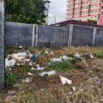 Doc. Ceceran sampah terlihat menumpuk di salah satu titik di Jalan Titipapan Gang Turi II, Kelurahan Sei Sikambing D, Kota Medan. Warga mengeluhkan aktivitas pembuangan sampah liar yang disebut telah berlangsung hampir dua tahun dan dinilai mengganggu kebersihan lingkungan sekitar.
