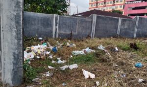 Warga Medan Barat Keluhkan Sampah Liar dan Pipa PDAM Berulang Kali Pecah Diduga Akibat Dilindas Truk Doc. Ceceran sampah terlihat menumpuk di salah satu titik di Jalan Titipapan Gang Turi II, Kelurahan Sei Sikambing D, Kota Medan. Warga mengeluhkan aktivitas pembuangan sampah liar yang disebut telah berlangsung hampir dua tahun dan dinilai mengganggu kebersihan lingkungan sekitar.