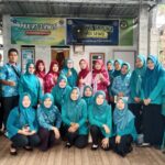 Doc. Warga RW 05 Kampung Candisewu, Kelurahan Bambankerep, bersama Tim Penggerak PKK Kecamatan Ngaliyan berfoto bersama usai pelaksanaan penilaian Lomba Tata Laksana Rumah Tangga tingkat Kecamatan Ngaliyan Tahun 2026, Jumat (22/5/2026). Kegiatan menampilkan program Rumah Sehat, PHBS, TOGA, KWT, Bank Sampah, serta inovasi pengelolaan limbah rumah tangga berbasis lingkungan.