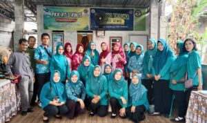 Penilaian PKK Kecamatan Ngaliyan, RW 05 Bambankerep Sajikan Program Rumah Sehat hingga Bank Sampah Doc. Warga RW 05 Kampung Candisewu, Kelurahan Bambankerep, bersama Tim Penggerak PKK Kecamatan Ngaliyan berfoto bersama usai pelaksanaan penilaian Lomba Tata Laksana Rumah Tangga tingkat Kecamatan Ngaliyan Tahun 2026, Jumat (22/5/2026). Kegiatan menampilkan program Rumah Sehat, PHBS, TOGA, KWT, Bank Sampah, serta inovasi pengelolaan limbah rumah tangga berbasis lingkungan.