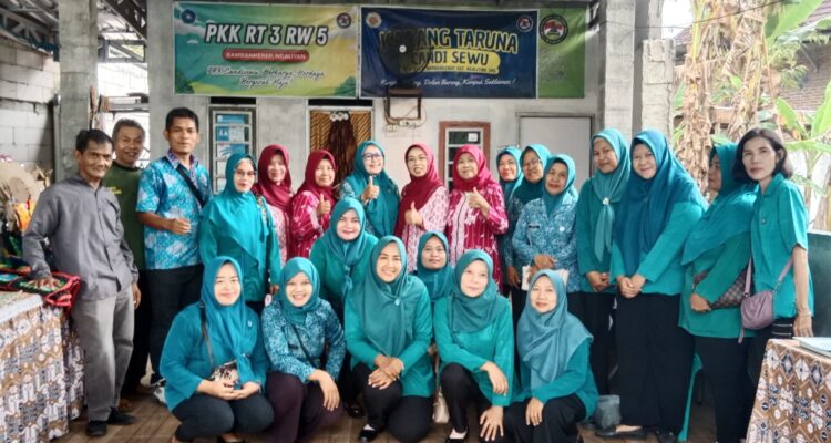 Doc. Warga RW 05 Kampung Candisewu, Kelurahan Bambankerep, bersama Tim Penggerak PKK Kecamatan Ngaliyan berfoto bersama usai pelaksanaan penilaian Lomba Tata Laksana Rumah Tangga tingkat Kecamatan Ngaliyan Tahun 2026, Jumat (22/5/2026). Kegiatan menampilkan program Rumah Sehat, PHBS, TOGA, KWT, Bank Sampah, serta inovasi pengelolaan limbah rumah tangga berbasis lingkungan.