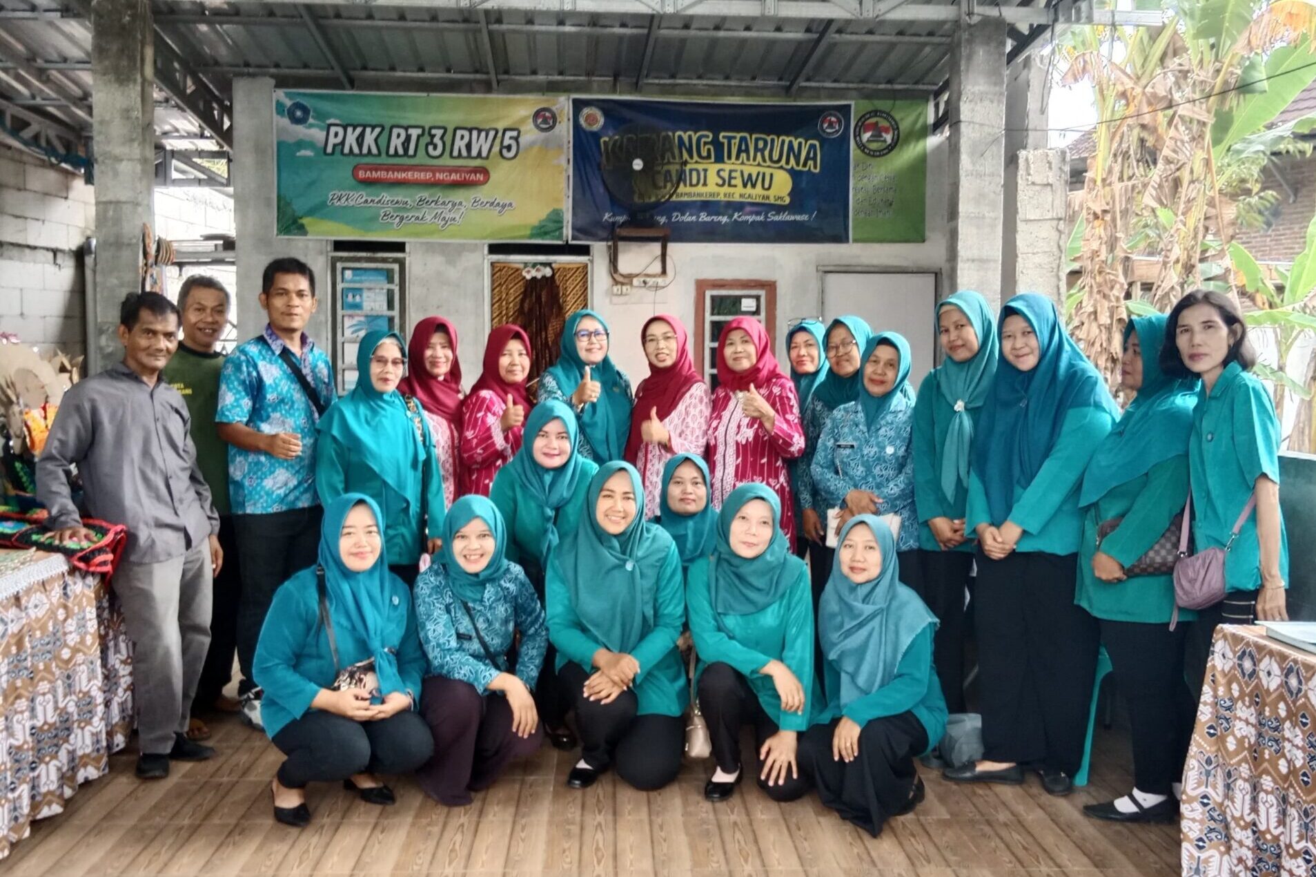 Doc. Warga RW 05 Kampung Candisewu, Kelurahan Bambankerep, bersama Tim Penggerak PKK Kecamatan Ngaliyan berfoto bersama usai pelaksanaan penilaian Lomba Tata Laksana Rumah Tangga tingkat Kecamatan Ngaliyan Tahun 2026, Jumat (22/5/2026). Kegiatan menampilkan program Rumah Sehat, PHBS, TOGA, KWT, Bank Sampah, serta inovasi pengelolaan limbah rumah tangga berbasis lingkungan.