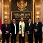 Doc. Jajaran pengurus DPC FERADI WPI Sidoarjo masa bakti 2026–2031 berfoto bersama usai pelantikan dan penetapan kepengurusan sebagai bentuk komitmen dalam memperkuat profesionalitas, penegakan hukum, serta pelayanan bantuan hukum kepada masyarakat di wilayah Sidoarjo dan sekitarnya.