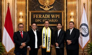 Adv. Yulianto Kiswocahyono Dilantik Sebagai Ketua DPC FERADI WPI Sidoarjo Masa Bakti 2026–2031 Doc. Jajaran pengurus DPC FERADI WPI Sidoarjo masa bakti 2026–2031 berfoto bersama usai pelantikan dan penetapan kepengurusan sebagai bentuk komitmen dalam memperkuat profesionalitas, penegakan hukum, serta pelayanan bantuan hukum kepada masyarakat di wilayah Sidoarjo dan sekitarnya.