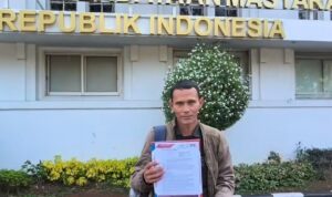 Doc. Sudirlam menunjukkan sebuah dokumen saat menyampaikan keterangan terkait perjuangan masyarakat transmigrasi Air Balui di Jakarta, Jumat (22/5/2026).