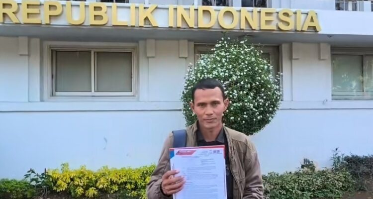 Doc. Sudirlam menunjukkan sebuah dokumen saat menyampaikan keterangan terkait perjuangan masyarakat transmigrasi Air Balui di Jakarta, Jumat (22/5/2026).