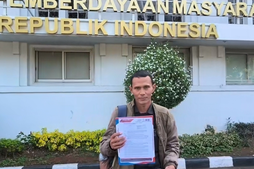 Doc. Sudirlam menunjukkan sebuah dokumen saat menyampaikan keterangan terkait perjuangan masyarakat transmigrasi Air Balui di Jakarta, Jumat (22/5/2026).