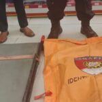 Doc. Petugas mengevakuasi jenazah korban menggunakan kantong jenazah usai seorang pria dilaporkan meninggal dunia di sebuah minimarket kawasan Jalan Tembus Mantuil, Banjarmasin Selatan, Kamis (20/5/2026).