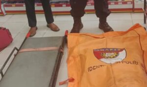Sopir Pengantar Ikan Meninggal Mendadak di Minimarket Usai Perjalanan dari Amuntai Doc. Petugas mengevakuasi jenazah korban menggunakan kantong jenazah usai seorang pria dilaporkan meninggal dunia di sebuah minimarket kawasan Jalan Tembus Mantuil, Banjarmasin Selatan, Kamis (20/5/2026).