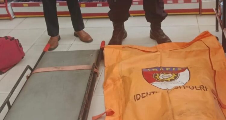 Doc. Petugas mengevakuasi jenazah korban menggunakan kantong jenazah usai seorang pria dilaporkan meninggal dunia di sebuah minimarket kawasan Jalan Tembus Mantuil, Banjarmasin Selatan, Kamis (20/5/2026).