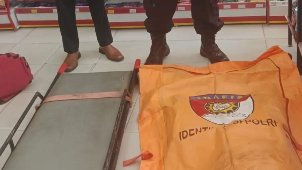 Doc. Petugas mengevakuasi jenazah korban menggunakan kantong jenazah usai seorang pria dilaporkan meninggal dunia di sebuah minimarket kawasan Jalan Tembus Mantuil, Banjarmasin Selatan, Kamis (20/5/2026).