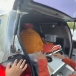Doc. Warga dan relawan membantu mengevakuasi seorang ibu usai melahirkan di kawasan Jalan AMD, Kelurahan Tanjung Pagar, Banjarmasin, Minggu (24/5), untuk dibawa menggunakan ambulans menuju fasilitas kesehatan guna mendapatkan penanganan medis lebih lanjut.