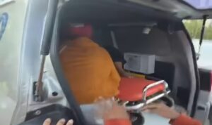 Doc. Warga dan relawan membantu mengevakuasi seorang ibu usai melahirkan di kawasan Jalan AMD, Kelurahan Tanjung Pagar, Banjarmasin, Minggu (24/5), untuk dibawa menggunakan ambulans menuju fasilitas kesehatan guna mendapatkan penanganan medis lebih lanjut.