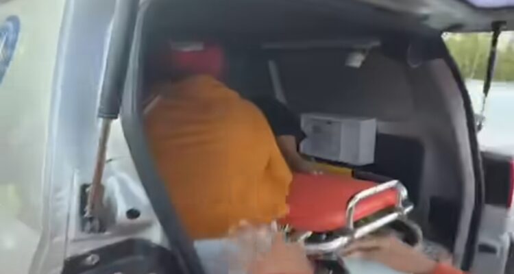 Doc. Warga dan relawan membantu mengevakuasi seorang ibu usai melahirkan di kawasan Jalan AMD, Kelurahan Tanjung Pagar, Banjarmasin, Minggu (24/5), untuk dibawa menggunakan ambulans menuju fasilitas kesehatan guna mendapatkan penanganan medis lebih lanjut.
