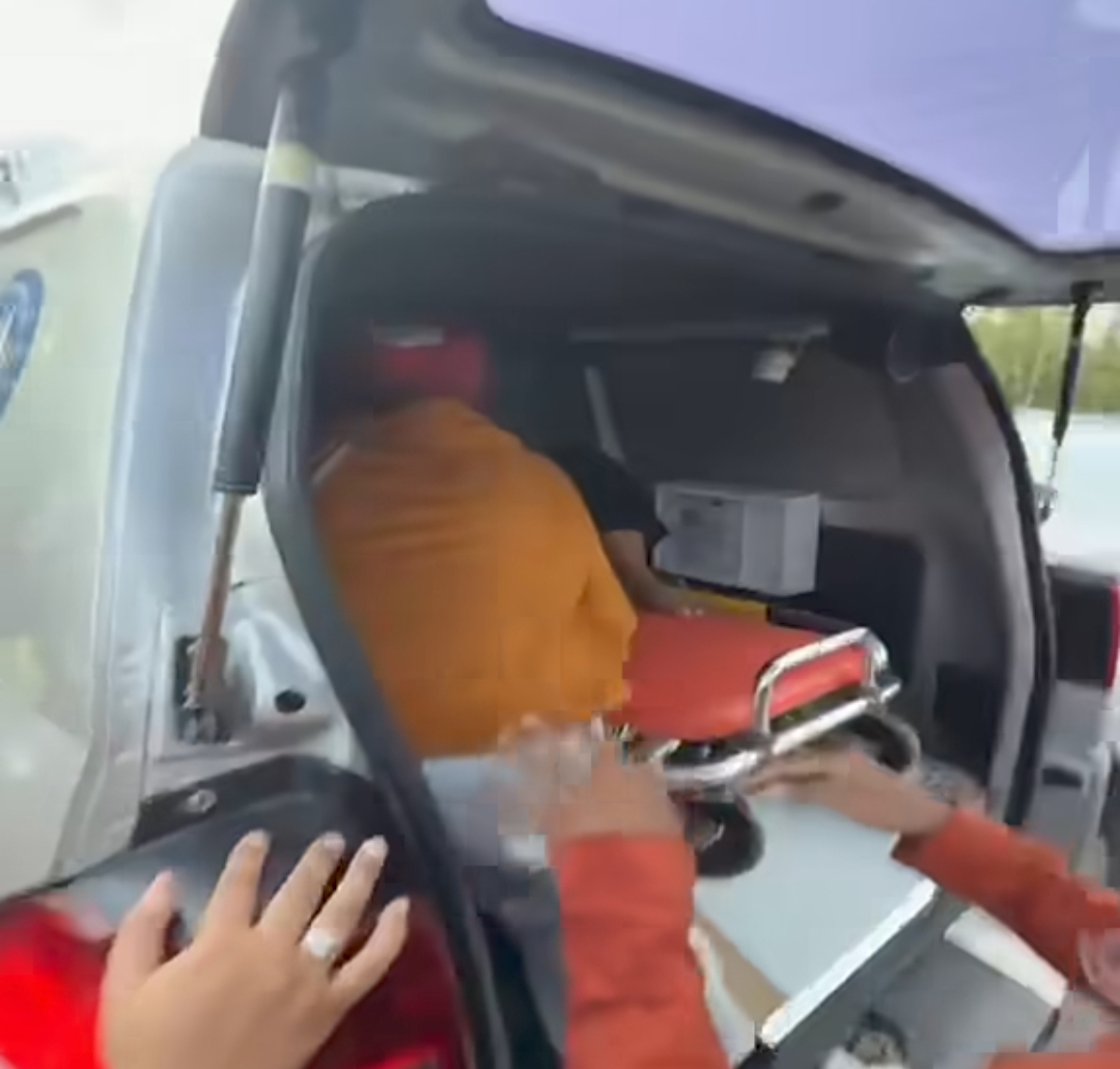 Doc. Warga dan relawan membantu mengevakuasi seorang ibu usai melahirkan di kawasan Jalan AMD, Kelurahan Tanjung Pagar, Banjarmasin, Minggu (24/5), untuk dibawa menggunakan ambulans menuju fasilitas kesehatan guna mendapatkan penanganan medis lebih lanjut.