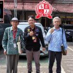 Doc. Sepdono (87) selaku ahli waris Tomo Wigeno berfoto bersama tim pendamping hukum PBH FERADI WPI Advokat dan Paralegal DPC Kota Semarang, GJL GAMAT-RI, serta keluarga usai menjalani pemeriksaan di Unit 1 Satreskrim Polres Kendal terkait sengketa lahan di Kecamatan Sukorejo, Kabupaten Kendal.
