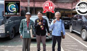 Ahli Waris Tomo Wigeno Diperiksa Penyidik Polres Kendal, Tegaskan Tanah Tidak Pernah Diperjualbelikan Doc. Sepdono (87) selaku ahli waris Tomo Wigeno berfoto bersama tim pendamping hukum PBH FERADI WPI Advokat dan Paralegal DPC Kota Semarang, GJL GAMAT-RI, serta keluarga usai menjalani pemeriksaan di Unit 1 Satreskrim Polres Kendal terkait sengketa lahan di Kecamatan Sukorejo, Kabupaten Kendal.