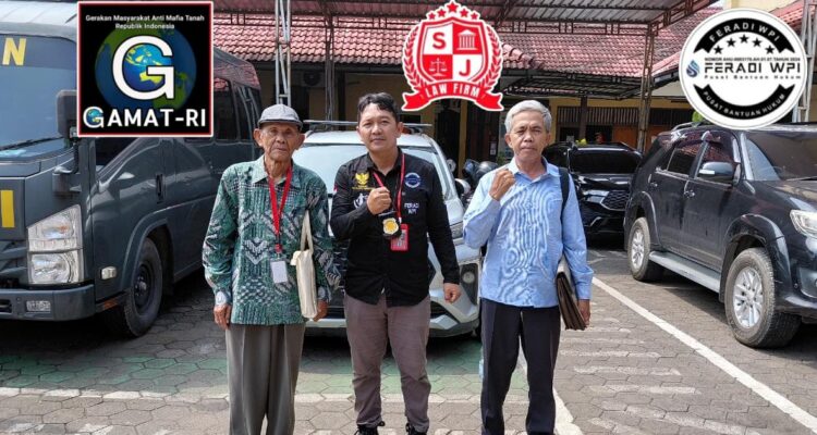 Doc. Sepdono (87) selaku ahli waris Tomo Wigeno berfoto bersama tim pendamping hukum PBH FERADI WPI Advokat dan Paralegal DPC Kota Semarang, GJL GAMAT-RI, serta keluarga usai menjalani pemeriksaan di Unit 1 Satreskrim Polres Kendal terkait sengketa lahan di Kecamatan Sukorejo, Kabupaten Kendal.