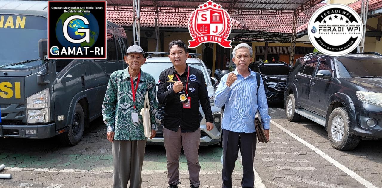 Doc. Sepdono (87) selaku ahli waris Tomo Wigeno berfoto bersama tim pendamping hukum PBH FERADI WPI Advokat dan Paralegal DPC Kota Semarang, GJL GAMAT-RI, serta keluarga usai menjalani pemeriksaan di Unit 1 Satreskrim Polres Kendal terkait sengketa lahan di Kecamatan Sukorejo, Kabupaten Kendal.
