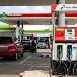 Doc. Aktivitas pengisian bahan bakar minyak (BBM) jenis Pertalite di salah satu SPBU. PT Pertamina Patra Niaga menegaskan informasi viral mengenai larangan pengisian Pertalite bagi kendaraan di atas 1.400 cc mulai 1 Juni 2026 adalah hoaks dan tidak memiliki dasar kebijakan resmi pemerintah.