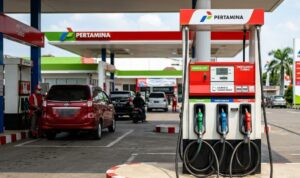 Pertamina Tegaskan Isu Larangan Pertalite untuk Mobil di Atas 1.400 CC Mulai 1 Juni 2026 Adalah Hoaks Doc. Aktivitas pengisian bahan bakar minyak (BBM) jenis Pertalite di salah satu SPBU. PT Pertamina Patra Niaga menegaskan informasi viral mengenai larangan pengisian Pertalite bagi kendaraan di atas 1.400 cc mulai 1 Juni 2026 adalah hoaks dan tidak memiliki dasar kebijakan resmi pemerintah.