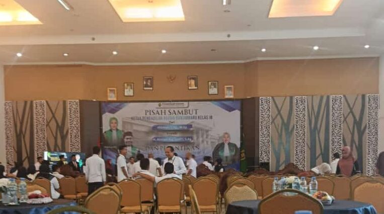 Doc. Suasana acara pengantar alih tugas Ketua Pengadilan Agama Banjarbaru Kelas IB yang dilaksanakan di lingkungan Pengadilan Agama Banjarbaru, dihadiri jajaran hakim, pegawai, serta tamu undangan dalam rangka pelepasan pimpinan yang mendapat penugasan baru di Pengadilan Agama Gresik Kelas IA sekaligus pelantikan hakim baru.