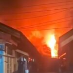Doc. Kobaran api terlihat membesar saat kebakaran melanda kawasan Jalan Malkon Temon, Komplek Banua Permai, Kelurahan Alalak Utara, Kecamatan Banjarmasin Utara, Senin (25/5/2026) malam. Relawan pemadam kebakaran dan warga setempat berupaya melakukan pemadaman agar api tidak merembet ke bangunan lain di sekitar lokasi kejadian.