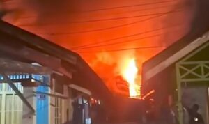 Kebakaran Terjadi di Komplek Banua Permai Banjarmasin Utara, Warga dan Relawan Lakukan Pemadaman Doc. Kobaran api terlihat membesar saat kebakaran melanda kawasan Jalan Malkon Temon, Komplek Banua Permai, Kelurahan Alalak Utara, Kecamatan Banjarmasin Utara, Senin (25/5/2026) malam. Relawan pemadam kebakaran dan warga setempat berupaya melakukan pemadaman agar api tidak merembet ke bangunan lain di sekitar lokasi kejadian.