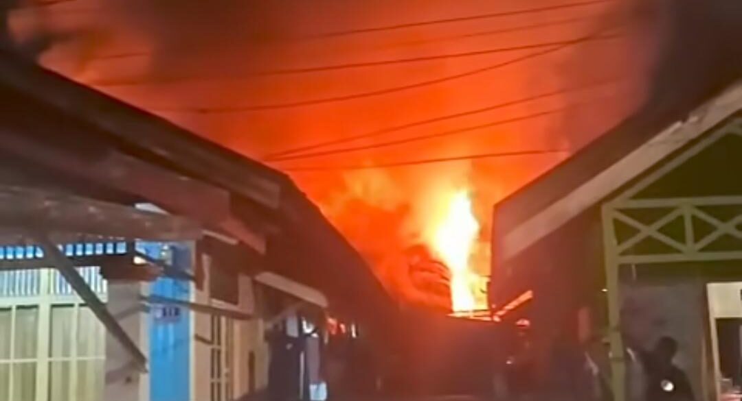 Doc. Kobaran api terlihat membesar saat kebakaran melanda kawasan Jalan Malkon Temon, Komplek Banua Permai, Kelurahan Alalak Utara, Kecamatan Banjarmasin Utara, Senin (25/5/2026) malam. Relawan pemadam kebakaran dan warga setempat berupaya melakukan pemadaman agar api tidak merembet ke bangunan lain di sekitar lokasi kejadian.