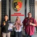 Doc. Tim kuasa hukum FERADI WPI bersama Nanik Supriyati dan keluarga berfoto bersama usai menghadiri agenda koordinasi dan klarifikasi di Satreskrim Polrestabes Semarang terkait proses penyelidikan dugaan transaksi tabung gas, Senin (25/5/2026).