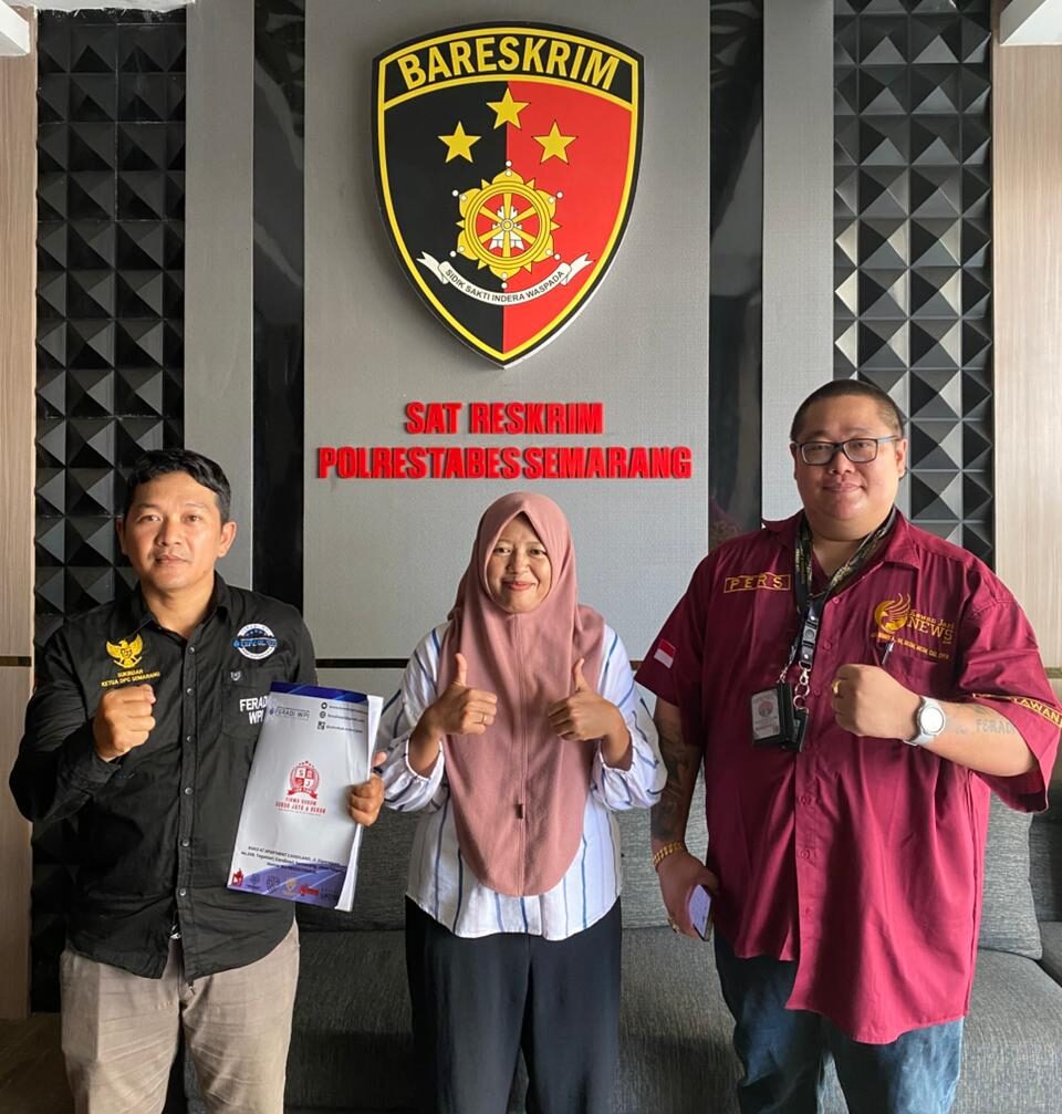 Doc. Tim kuasa hukum FERADI WPI bersama Nanik Supriyati dan keluarga berfoto bersama usai menghadiri agenda koordinasi dan klarifikasi di Satreskrim Polrestabes Semarang terkait proses penyelidikan dugaan transaksi tabung gas, Senin (25/5/2026).
