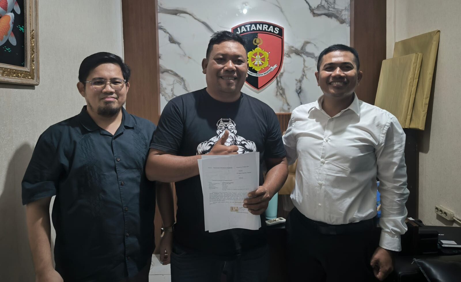 Doc. Tim pendamping hukum dari Subur Jaya Lawfirm – FERADI WPI bersama jajaran kepolisian Polres Gianyar dan Polsek Blahbatuh berfoto bersama usai proses pendampingan dan pengamanan pengambilan kendaraan terkait laporan di Polres Tabanan, Jumat (22/5/2026), di wilayah Saba, Kabupaten Gianyar, Bali.
