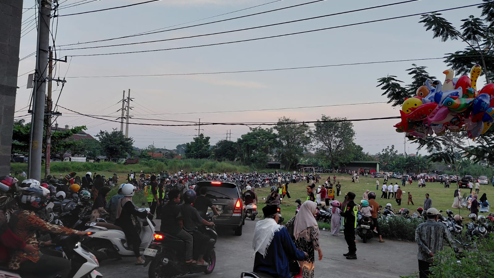 Doc. Suasana pelaksanaan Shalat Idul Adha 1447 Hijriah di Lapangan Garnisun Kalisari, Kota Semarang, Rabu (27/5/2026). Personel Senkom Kota Semarang bersama unsur TNI dan Polri melakukan pengamanan dan pengaturan arus lalu lintas guna menjaga kelancaran serta ketertiban kegiatan ibadah masyarakat.