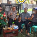 Doc. Panitia dan warga berfoto bersama usai pelaksanaan penyembelihan hewan kurban Idul Adha 1447 Hijriah di wilayah Kecamatan Ngaliyan, Kota Semarang, Rabu (27/5/2026). Kegiatan tersebut meliputi proses penyembelihan, pengemasan, dan distribusi daging kurban kepada masyarakat.
