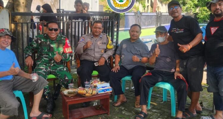 Doc. Panitia dan warga berfoto bersama usai pelaksanaan penyembelihan hewan kurban Idul Adha 1447 Hijriah di wilayah Kecamatan Ngaliyan, Kota Semarang, Rabu (27/5/2026). Kegiatan tersebut meliputi proses penyembelihan, pengemasan, dan distribusi daging kurban kepada masyarakat.
