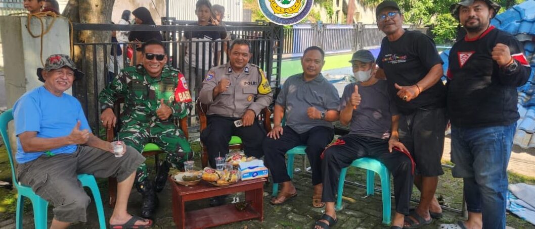 Doc. Panitia dan warga berfoto bersama usai pelaksanaan penyembelihan hewan kurban Idul Adha 1447 Hijriah di wilayah Kecamatan Ngaliyan, Kota Semarang, Rabu (27/5/2026). Kegiatan tersebut meliputi proses penyembelihan, pengemasan, dan distribusi daging kurban kepada masyarakat.