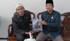 Doc. Pengurus PC LDII Kecamatan Ngaliyan menyerahkan secara simbolis Majalah Nuansa kepada perwakilan instansi di wilayah Kecamatan Ngaliyan, Kota Semarang, Kamis (28/5/2026), dalam rangka kegiatan distribusi informasi dan koordinasi kegiatan keagamaan.