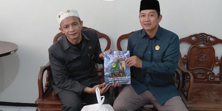 Doc. Pengurus PC LDII Kecamatan Ngaliyan menyerahkan secara simbolis Majalah Nuansa kepada perwakilan instansi di wilayah Kecamatan Ngaliyan, Kota Semarang, Kamis (28/5/2026), dalam rangka kegiatan distribusi informasi dan koordinasi kegiatan keagamaan.
