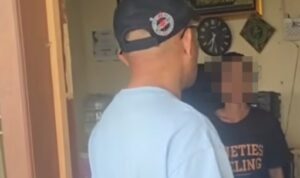 Doc. Personel Polsek Pasar Rebo mendatangi kontrakan terduga pelaku pencurian kendaraan bermotor (curanmor) di wilayah Jakarta Timur saat proses penangkapan berlangsung. Wajah terduga pelaku sengaja disamarkan (blur) guna menghormati asas praduga tak bersalah serta melindungi identitas pribadi selama proses hukum masih berlangsung.
