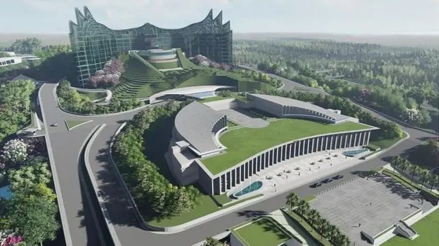 Doc. Tampak kawasan gedung pemerintahan di Ibu Kota Nusantara (IKN), Kalimantan Timur, yang masih dalam tahap pembangunan dan penyiapan infrastruktur sebagai pusat pemerintahan baru Republik Indonesia. (Sumber Foto: BBC).