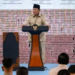 Doc. Presiden Republik Indonesia, Prabowo Subianto, menyampaikan pidato di Gedung Kejaksaan Agung, Jakarta, Rabu (13/5/2026), terkait evaluasi sistem pembiayaan nasional, penurunan suku bunga program PNM Mekaar, serta dorongan reformasi regulasi dan percepatan perizinan usaha guna memperkuat keadilan ekonomi bagi masyarakat kecil.