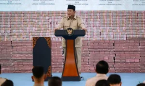 Doc. Presiden Republik Indonesia, Prabowo Subianto, menyampaikan pidato di Gedung Kejaksaan Agung, Jakarta, Rabu (13/5/2026), terkait evaluasi sistem pembiayaan nasional, penurunan suku bunga program PNM Mekaar, serta dorongan reformasi regulasi dan percepatan perizinan usaha guna memperkuat keadilan ekonomi bagi masyarakat kecil.