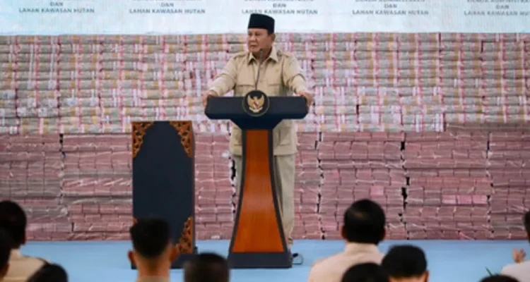 Doc. Presiden Republik Indonesia, Prabowo Subianto, menyampaikan pidato di Gedung Kejaksaan Agung, Jakarta, Rabu (13/5/2026), terkait evaluasi sistem pembiayaan nasional, penurunan suku bunga program PNM Mekaar, serta dorongan reformasi regulasi dan percepatan perizinan usaha guna memperkuat keadilan ekonomi bagi masyarakat kecil.