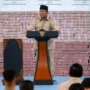 Doc. Presiden Republik Indonesia, Prabowo Subianto, menyampaikan pidato di Gedung Kejaksaan Agung, Jakarta, Rabu (13/5/2026), terkait evaluasi sistem pembiayaan nasional, penurunan suku bunga program PNM Mekaar, serta dorongan reformasi regulasi dan percepatan perizinan usaha guna memperkuat keadilan ekonomi bagi masyarakat kecil.
