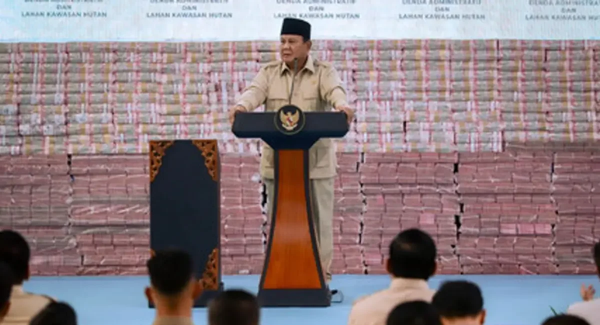 Doc. Presiden Republik Indonesia, Prabowo Subianto, menyampaikan pidato di Gedung Kejaksaan Agung, Jakarta, Rabu (13/5/2026), terkait evaluasi sistem pembiayaan nasional, penurunan suku bunga program PNM Mekaar, serta dorongan reformasi regulasi dan percepatan perizinan usaha guna memperkuat keadilan ekonomi bagi masyarakat kecil.
