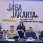 Doc. Petugas Polda Metro Jaya saat memberikan keterangan pers terkait pengamanan peringatan Hari Buruh Internasional (May Day) 2026 dan pengamanan 101 orang yang diduga hendak mengganggu jalannya aksi di Jakarta, Jumat (1/5/2026).