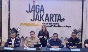 Doc. Petugas Polda Metro Jaya saat memberikan keterangan pers terkait pengamanan peringatan Hari Buruh Internasional (May Day) 2026 dan pengamanan 101 orang yang diduga hendak mengganggu jalannya aksi di Jakarta, Jumat (1/5/2026).