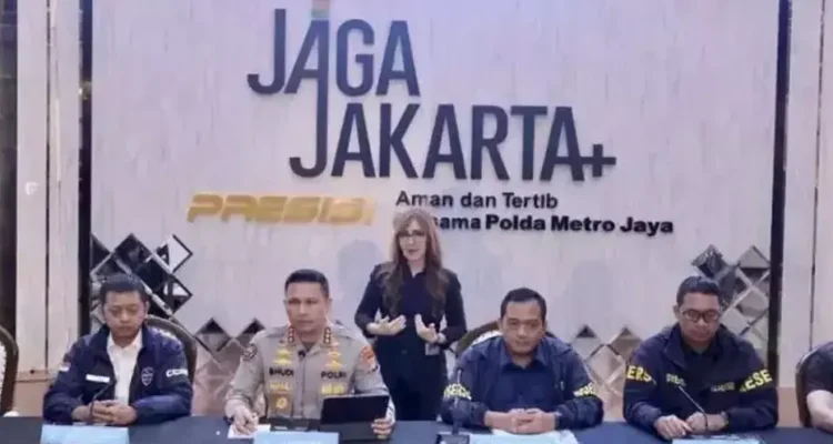 Doc. Petugas Polda Metro Jaya saat memberikan keterangan pers terkait pengamanan peringatan Hari Buruh Internasional (May Day) 2026 dan pengamanan 101 orang yang diduga hendak mengganggu jalannya aksi di Jakarta, Jumat (1/5/2026).