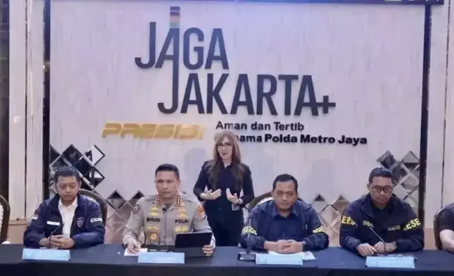Doc. Petugas Polda Metro Jaya saat memberikan keterangan pers terkait pengamanan peringatan Hari Buruh Internasional (May Day) 2026 dan pengamanan 101 orang yang diduga hendak mengganggu jalannya aksi di Jakarta, Jumat (1/5/2026).